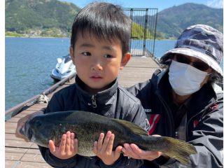 2022/4/30 健人くん4才が頑張って釣り上げた51pのブラックバス