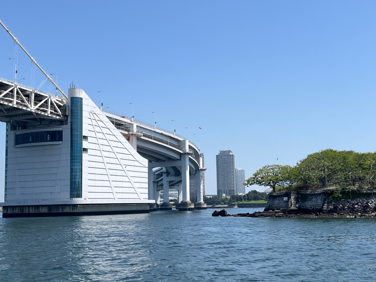 ̍͐X̂悤Ȗ؁XƊC܂B