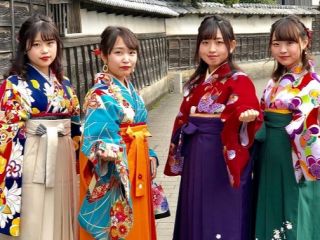 【4人以上のグループ限定♪お一人様500円OFF】着物で散策プラン!選べる着物・帯はそれぞれ100種類★髪飾り・バック・草履も組み合わせ自由!ヘアセットもついてる着物レンタル♪