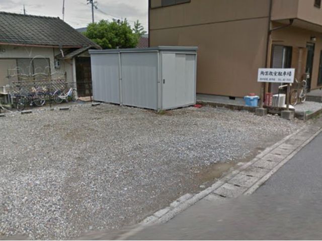 広い駐車場で、駐車が苦手な女性ドライバーも安心。