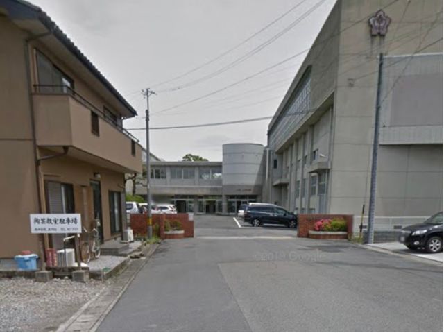 工房は大垣市立南中学校の正門前にあります。