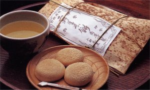1575年の創業当時の風情を伝える二軒茶屋餅。昔ながらの竹皮包みで販売しています。
