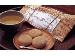 1575年の創業当時の風情を伝える二軒茶屋餅。昔ながらの竹皮包みで販売しています。