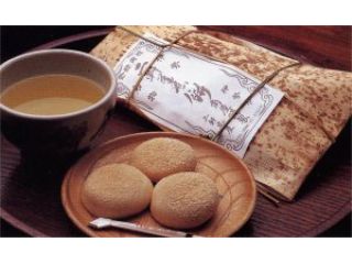 1575年の創業当時の風情を伝える二軒茶屋餅。昔ながらの竹皮包みで販売しています。