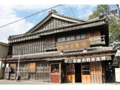 かつての船着き場で、今も、往時の風情を残す二軒茶屋餅本店。