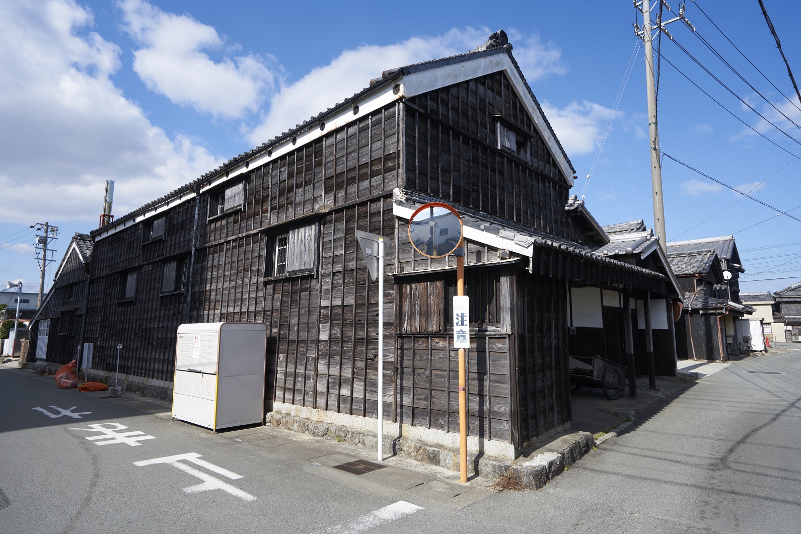 大正12年から、この味噌蔵で、豆味噌と溜り、醤油をつくっております。中まで入ってご覧いただけます。