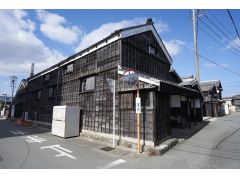 大正12年から、この味噌蔵で、豆味噌と溜り、醤油をつくっております。中まで入ってご覧いただけます。