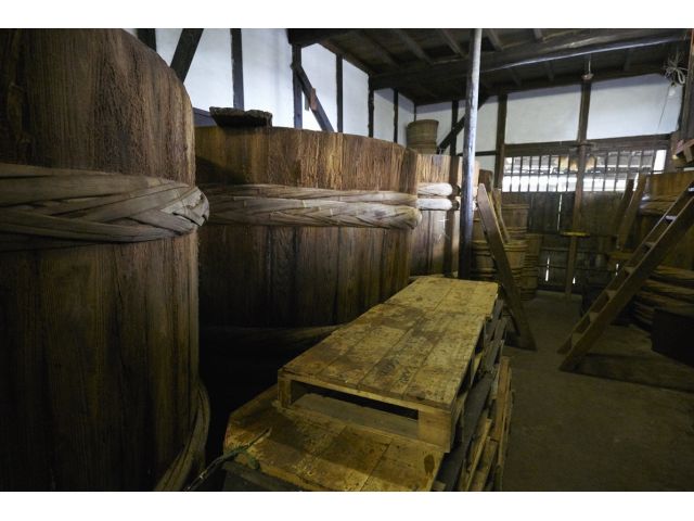 味噌蔵の中です。今でも、大正時代のつくり方のまま、味噌と醤油を仕込み、杉樽で熟成をかけております。