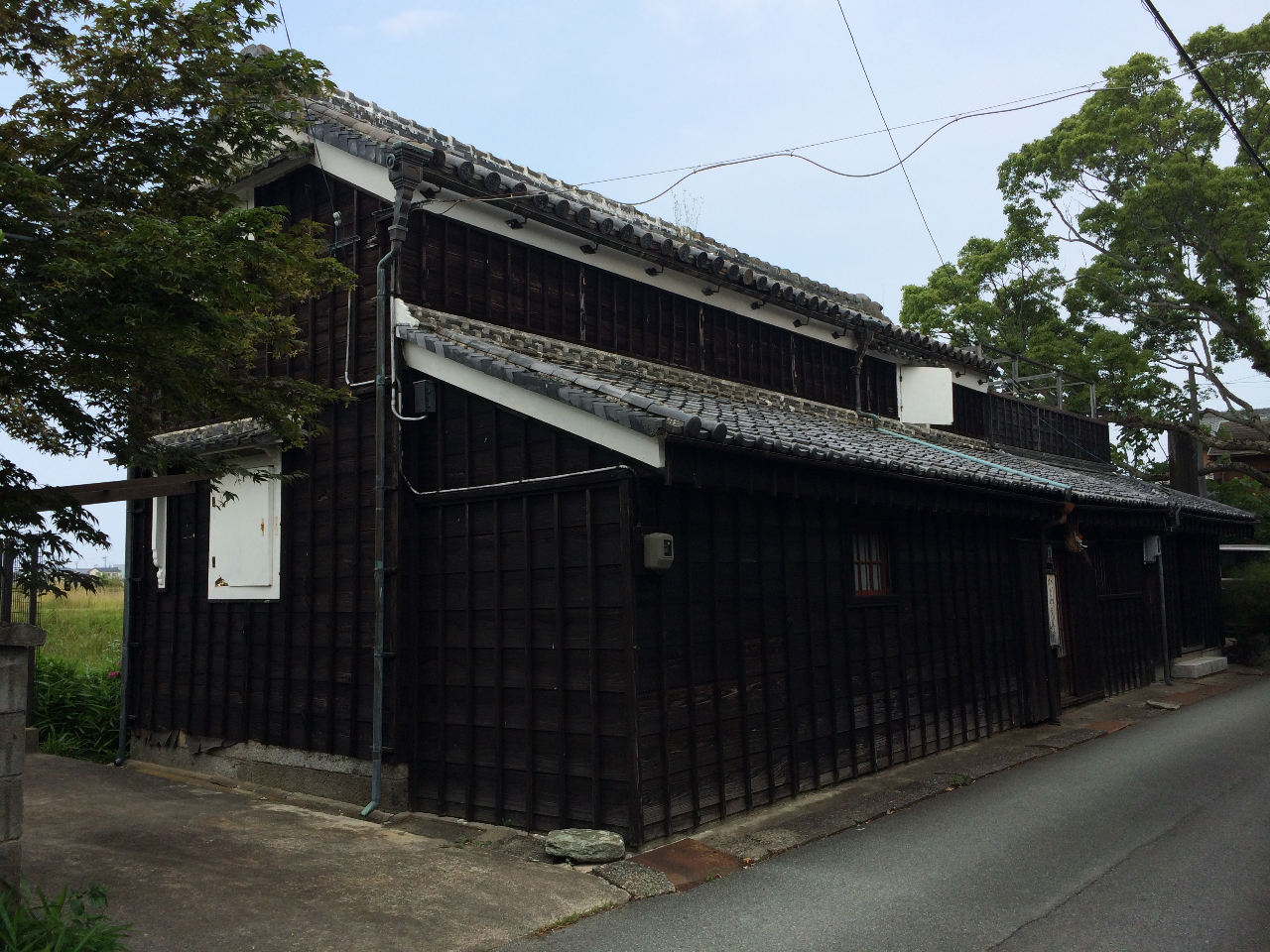 川沿いに立つ、「民具館」。もともと砂糖の蔵でしたが、昔の民具などを並べて、ご覧いただけるようになっております。※バリアフリーではございません。