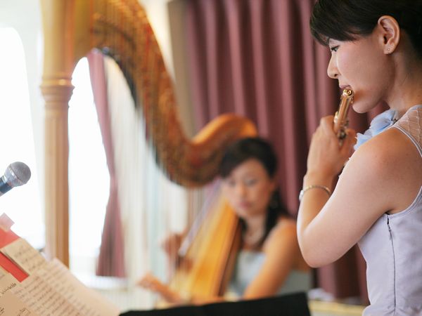 �f�B�i�[�N���[�Y�ł͓��ւ��ŁA�s�A�m��n�[�v�A�t���[�g�Ȃǂ��y���݂��������܂��B