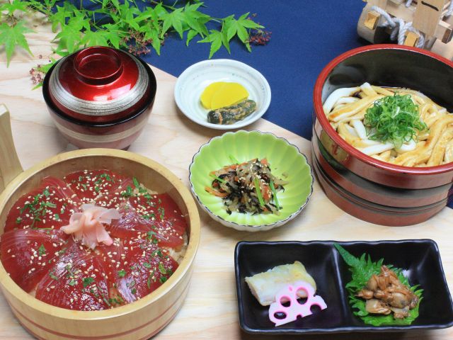 手こね寿司、伊勢うどん、珍味盛合せ(サメのタレ)、季節の小鉢、汁物、香物