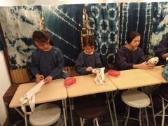 家族で真剣な眼差しで絞りデザイン!
