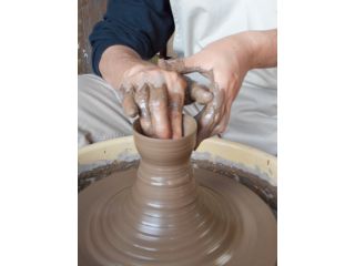 電動ろくろで作品を作っていきます。陶芸の醍醐味ですね。