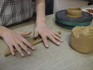 粘土をひも状に伸ばしているところです