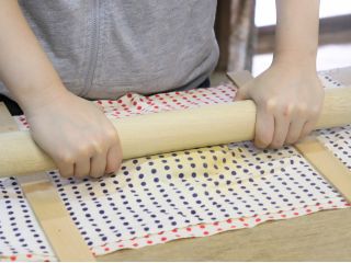 粘土を伸ばしてお皿の形を作っていきます