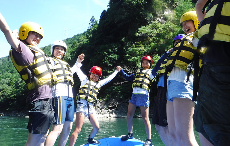 ボートの上は立つだけでもゆらゆら。たくさんのハラハラどきどきなゲームに挑戦♪うっかり落ちても、みんな笑顔です!