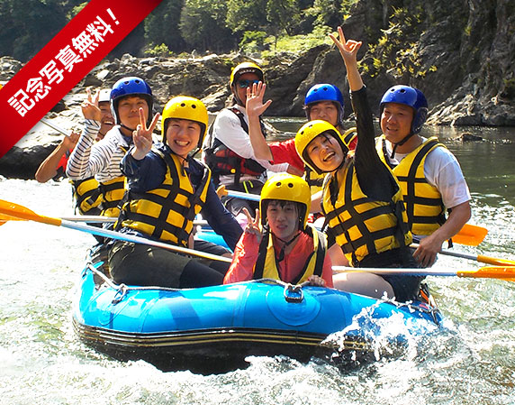 ツアー中にも記念撮影(写真データは無料プレゼント)保津川の大自然をまったりと満喫〜!岩や森の風景を楽しんで癒されよう!