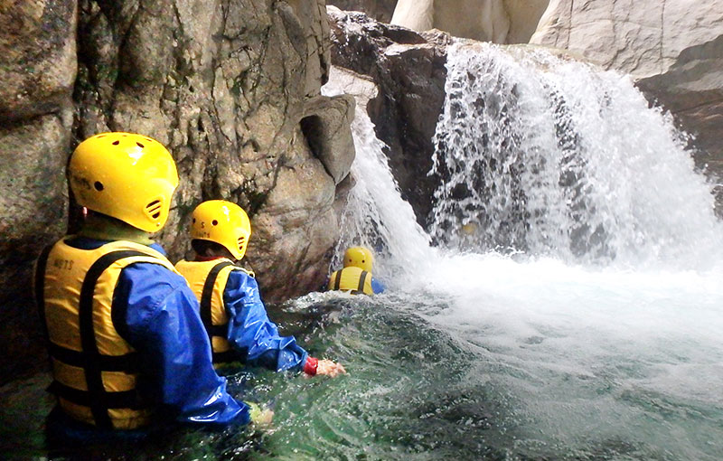 ゆっくり滝の裏に回ってみよう!中の景色は普段体験できない不思議な空間。