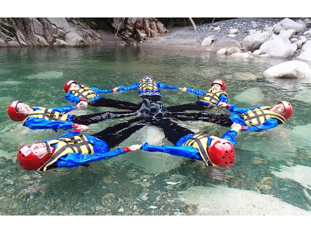 ガイドが川遊びをレクチャー!安全に思いっきり遊ぼう!