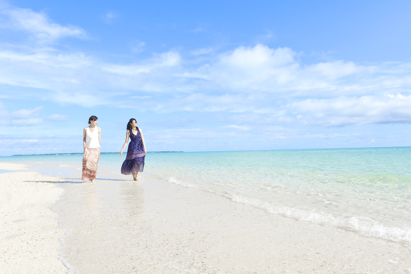 白い砂浜、何色にも重なる青い海が広がります。