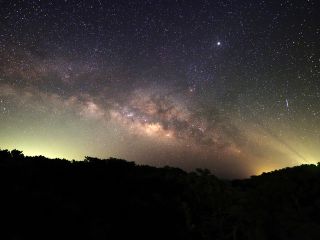 都会では見れない天の川が月がない夜に見れます。(7月〜11月)360度の天然のプラネタリュウムの星空を堪能できます。