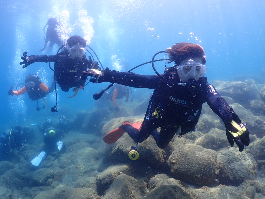 ���������E