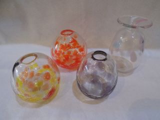 一輪挿し一般的なグラスサイズ(高さ12p×太さ9p位以内)で、模様、形状は色々です。