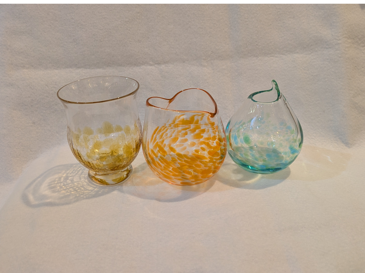 ��t���O���X�A��t���������݁A�N���[�}�[��ʓI�ȃO���X�T�C�Y�i�����P�Q�p�~�����X�p�ʈȓ��j�ŐF�͗l�A���̓q�r�͗l�ɑ�i���͒������j���t���܂��B��4000�R�[�X