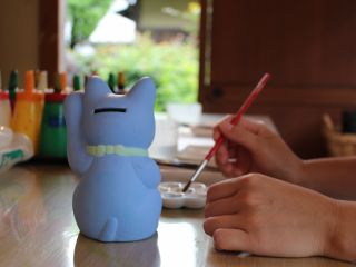 貯金箱にもなる招き猫の絵付け体験です。