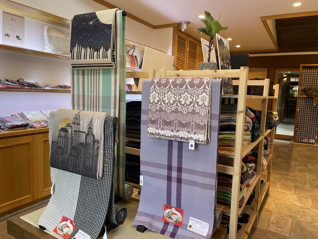 100NOƕςʐ@ȂAIŃ_ȐFʂlC̈ɐؖȁBߔNł͎G̕\ȂǁAႢlCW߂Ă܂B