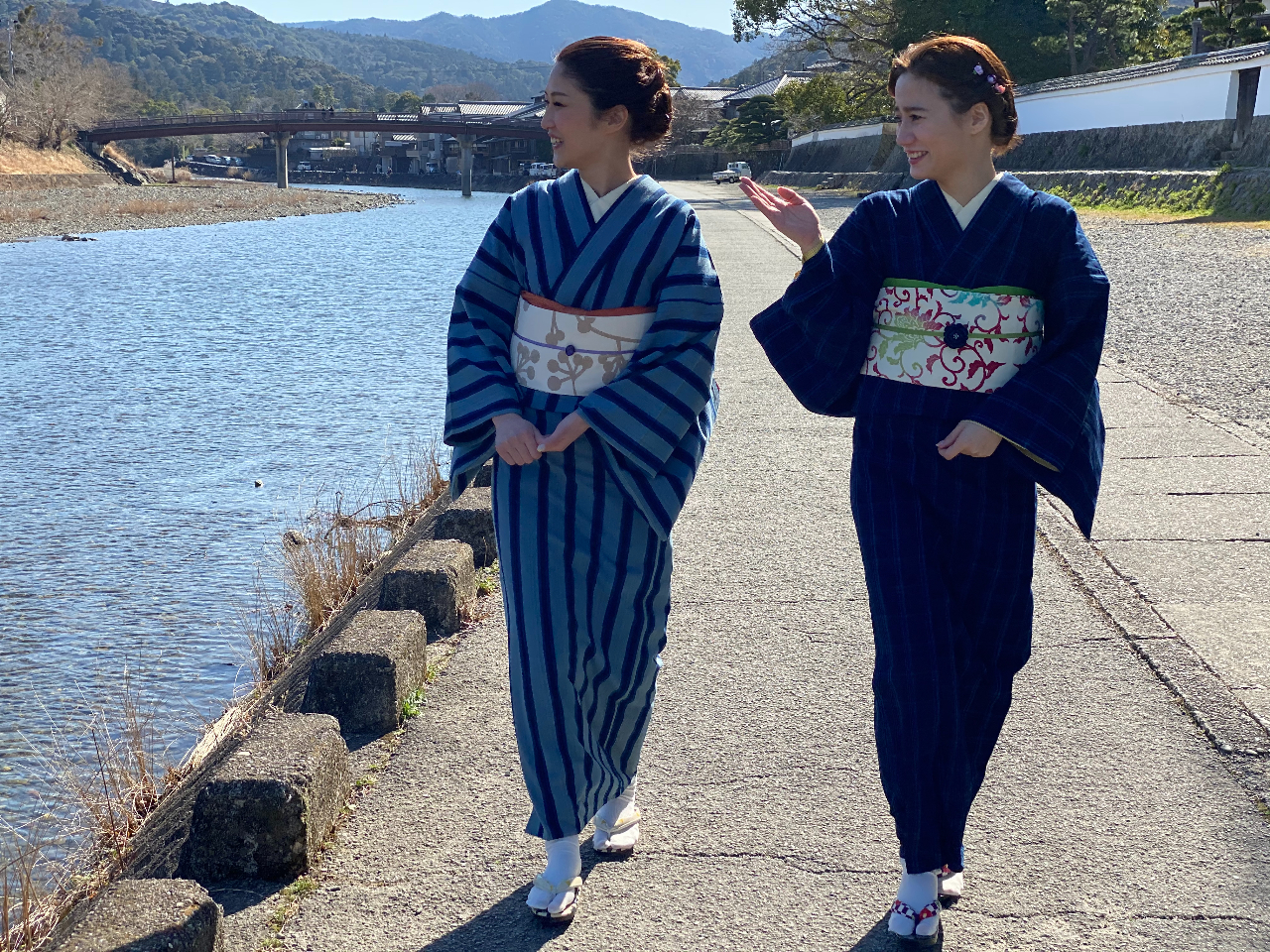 041 子供浴衣 松田聖子デザイン 白地に水色花 １１０ｃｍ - キッズ