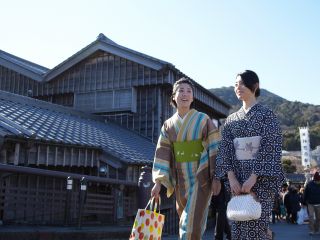 伊勢型きものとは、臼井織布株式会社さんの「伊勢木綿」の白生地を使用し 「伊勢型紙」にオリジナルの自由なデザインを施し 本染め(注染)で仕上げたものです。