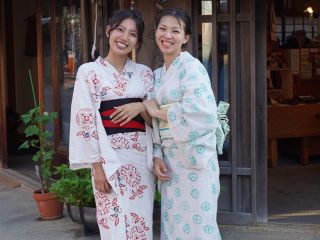 伊勢型ゆかたは、綿麻織の生地に、伊勢型で型を堀り、注染で染めを施したオリジナルのゆかた。 伝統工芸の技法を守りながら、新しいデザインの伊勢型ゆかたです。