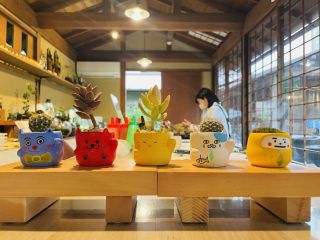小物入れにもなる招き猫・だるまポットの絵付け体験です。