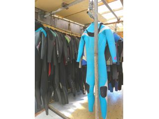 ウエットスーツ各種、サイズも多数取り揃えております。
