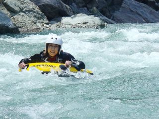 リバーボードのスタートポイントまでは送迎バスで移動!まずは流れに乗って川下り!