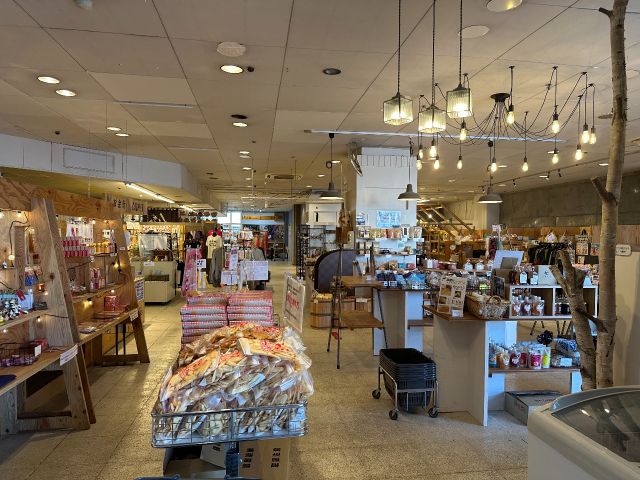 マルカンビル大食堂の1階では岩手県や花巻市のお土産品や食堂モチーフのお土産が購入できます。お食事と合わせてお買い物もぜひお楽しみください。