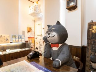 宮沢賢治の童話「猫の事務所」のモデルといわれる役所を復元した「早池峰と賢治の展示館」。早池峰山などに関わる作品や賢治のエピソードの紹介や常宿の再現などを展示。