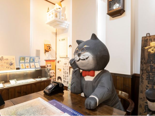 宮沢賢治の童話「猫の事務所」のモデルといわれる役所を復元した「早池峰と賢治の展示館」。早池峰山などに関わる作品や賢治のエピソードの紹介や常宿の再現などを展示。