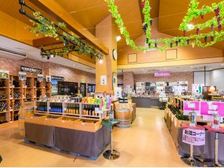 花巻市の地元ワイナリー・エーデルワインの直営店舗で、人気商品や限定商品、ワイン菓子やチーズ製品の販売のほか、試飲も楽しめる「ワインシャトー大迫」