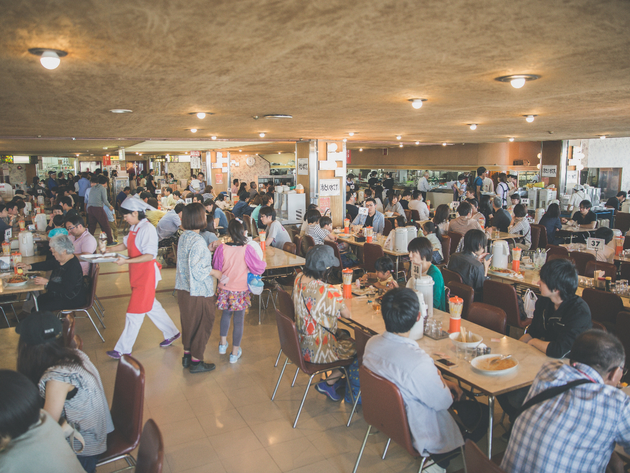 マルカンビル大食堂はレトロなデパートの食堂の風景を今に残す、花巻市民憩いの飲食店。10段巻のソフトクリームが特に有名なほか、和洋中の様々なメニューが楽しめます。