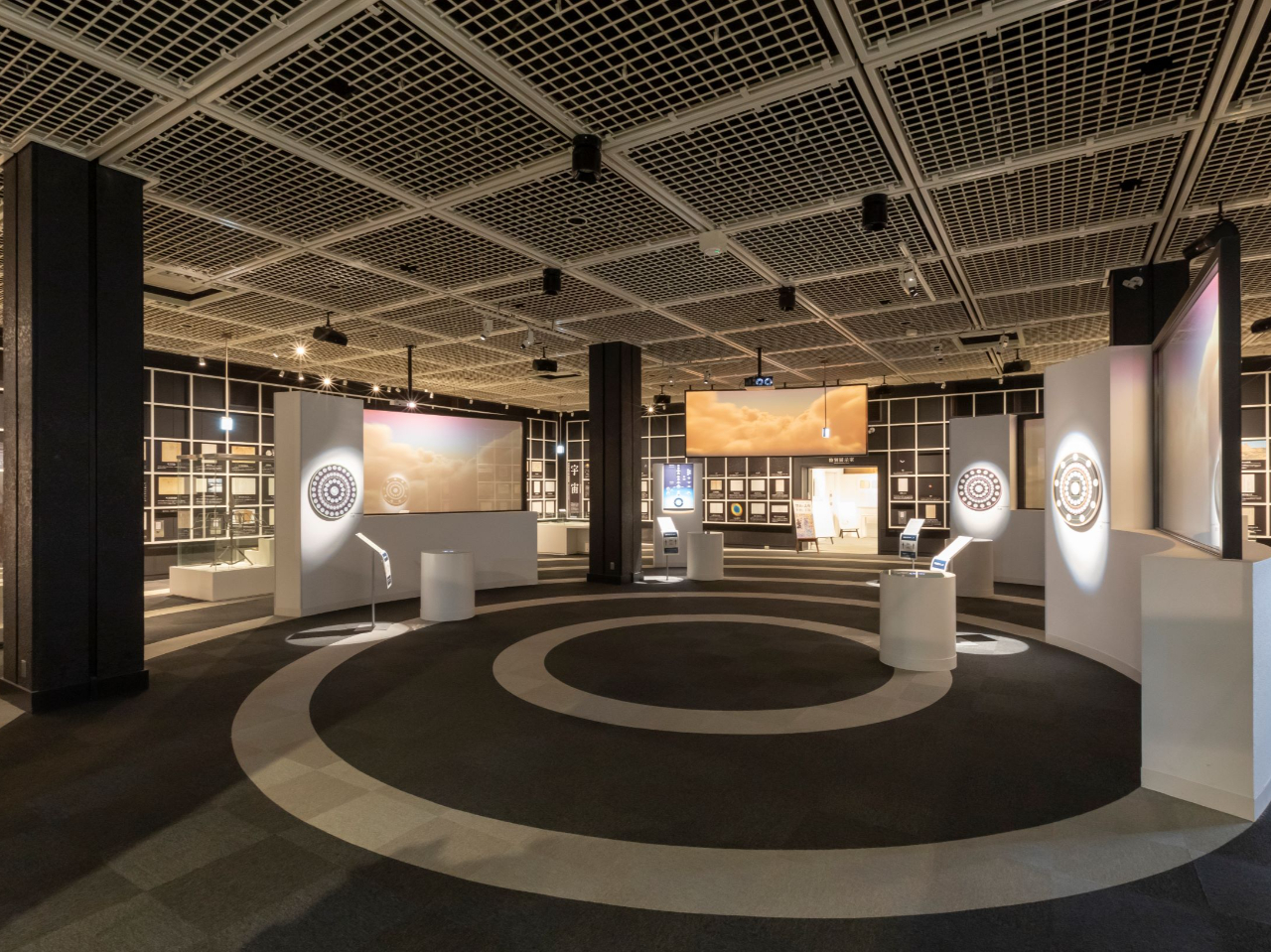 �{�򌫎��L�O�قł͌����̈��p�i�A���e�Ȃǌ����䂩��̂��̂̓W���̂ق��A�r�f�I��X���C�h�A�}�������ȂǂŌ����̉F���I�ȉ��l�ςɃA�v���[�`���邱�Ƃ��ł��܂��B