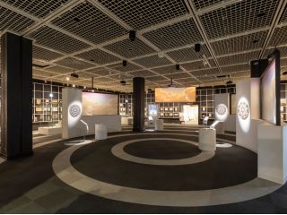 宮沢賢治記念館では賢治の愛用品、原稿など賢治ゆかりのものの展示のほか、ビデオやスライド、図書資料などで賢治の宇宙的な価値観にアプローチすることができます。