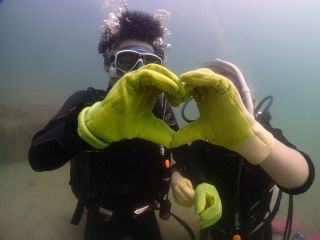 長崎で体験ダイビング!!初めての方でも、ゆっくり安心してダイビングを楽しめます。水中での記念撮影!!ダイビングの後は、水中写真をプレゼントしたします。