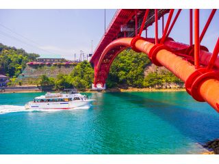 天草五橋5号橋を通過する様子 ※当日の乗船人数に応じて船の大きさを変更しております。船の指定は出来ません。