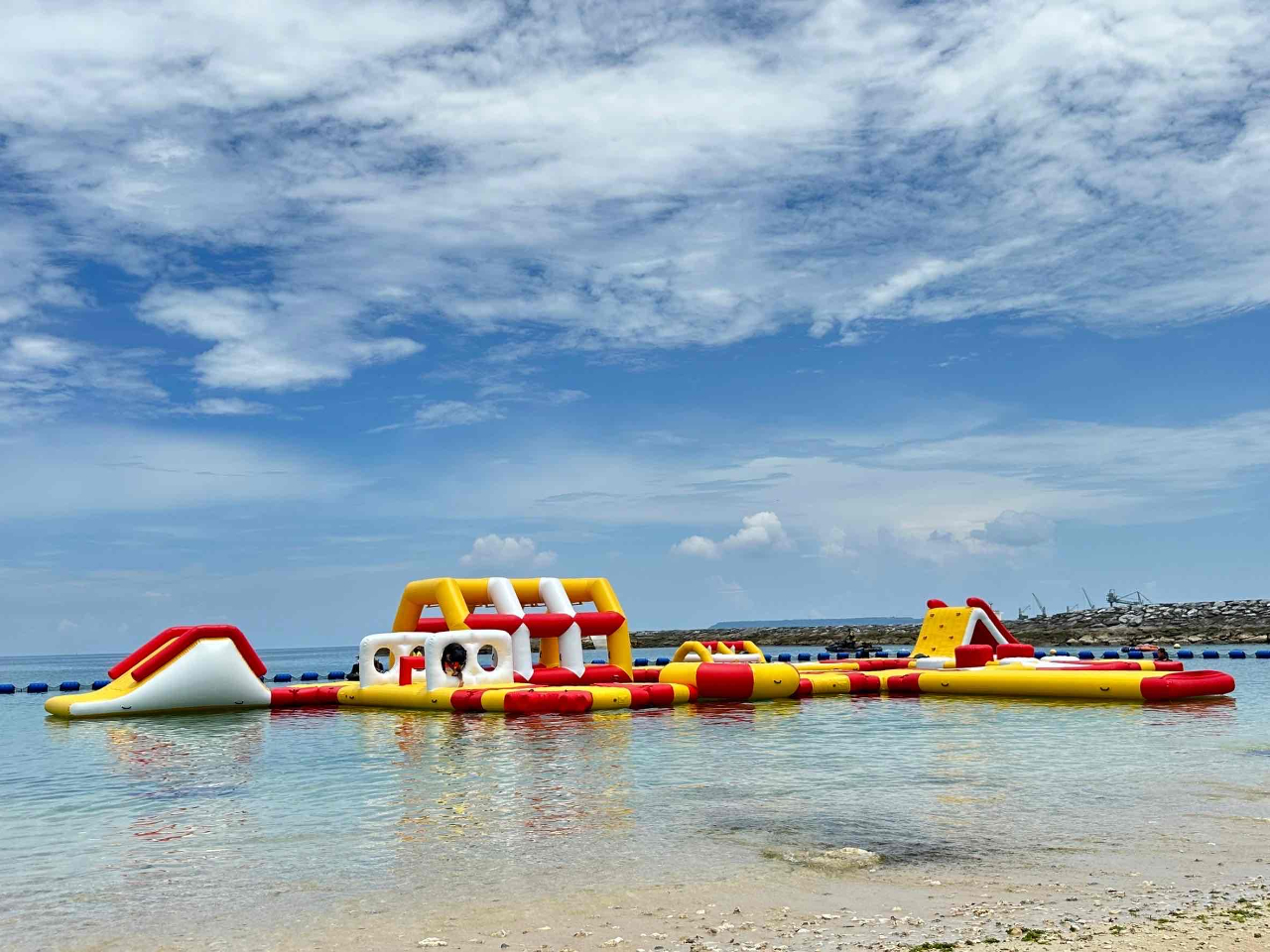 うるま市宇堅ビーチ海の公園 水上アスレチック1日中遊び放題プラン