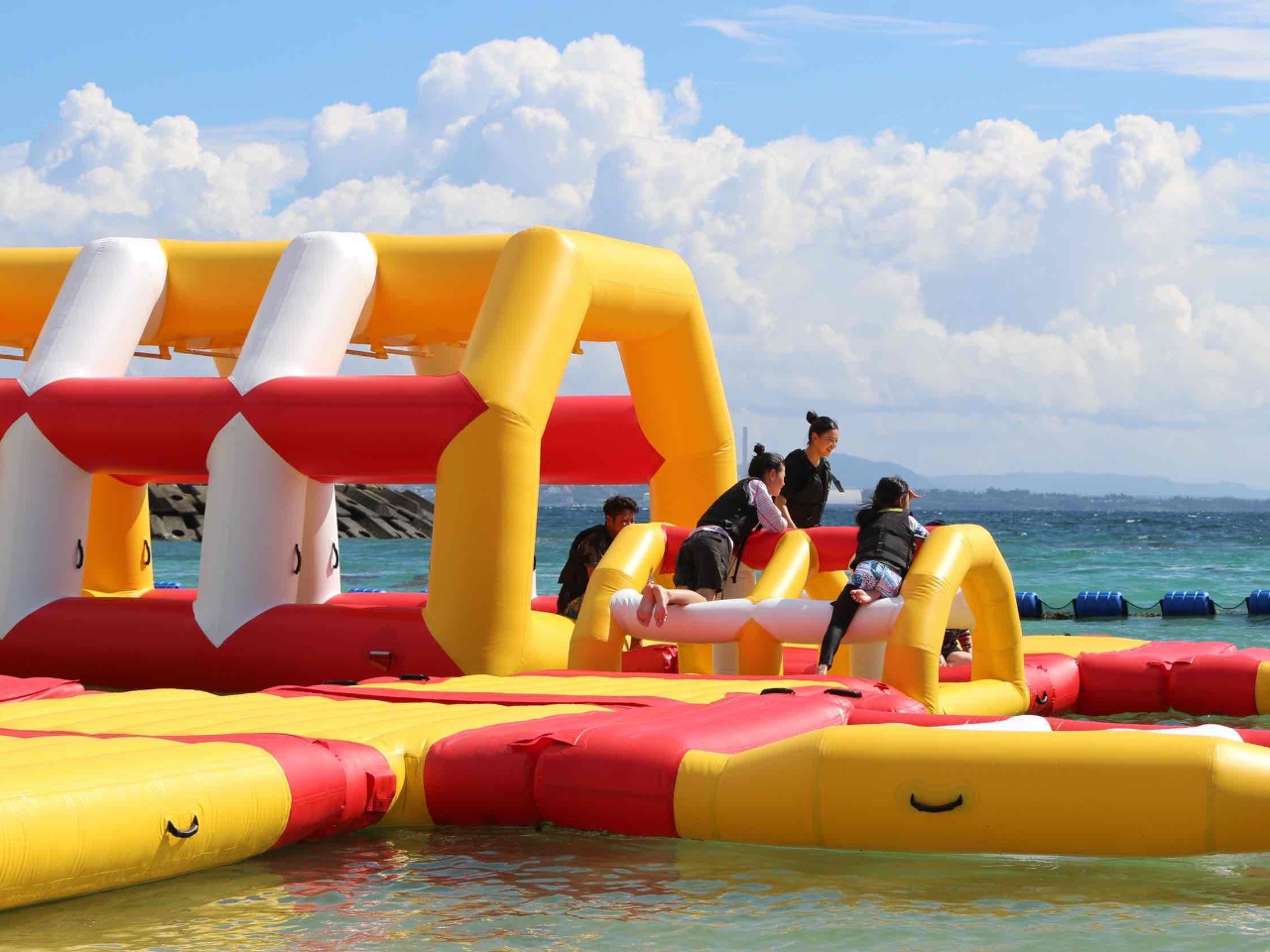 うるま市宇堅ビーチ海の公園 水上アスレチック1日中遊び放題プラン