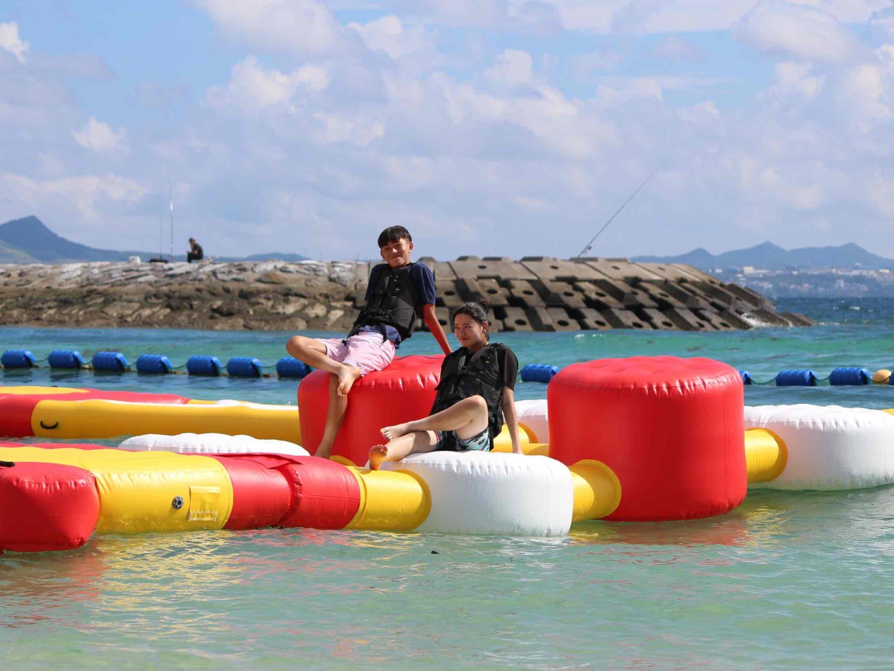 うるま市宇堅ビーチ海の公園 水上アスレチック1日中遊び放題プラン