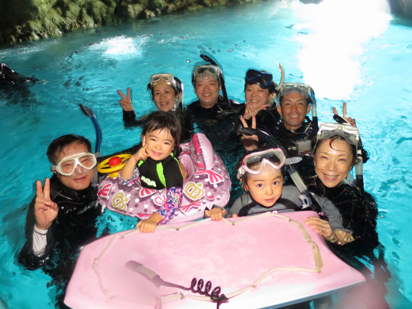 『青の洞窟』で、みんなが笑顔に!実際の写真です。