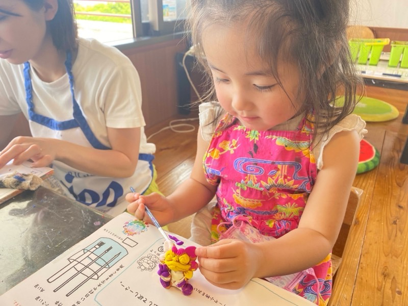 qB݂Ȑ^ȕ\ŐFȟĂ܂B